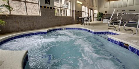 aurora il hotels with pools
